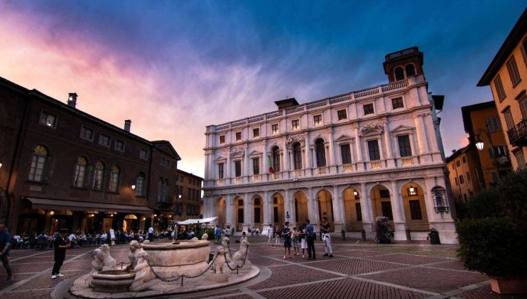 Bellissimo tramonto in Piazza Vecchia (Città Alta di Bergamo)